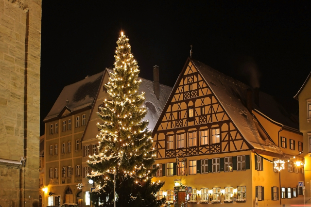Weihnachtliches Dinkelsbühl – festliche Weihnachtsreisen mit dem Bus Beleuchteter Weihnachtsbaum vor historischen Fachwerkhäusern in Dinkelsbühl – stimmungsvolles Ziel für Weihnachtsreisen mit dem Bus.