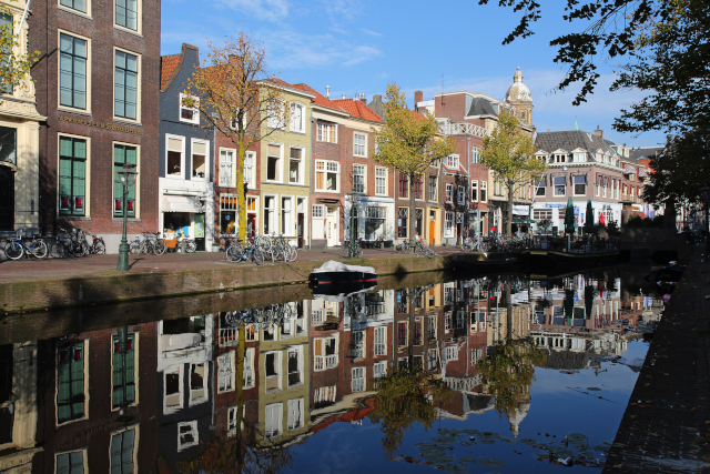 Idyllische Grachten und historische Häuser in Leiden – charmantes Reiseziel für stimmungsvolle Silvester Busreisen nach Holland.