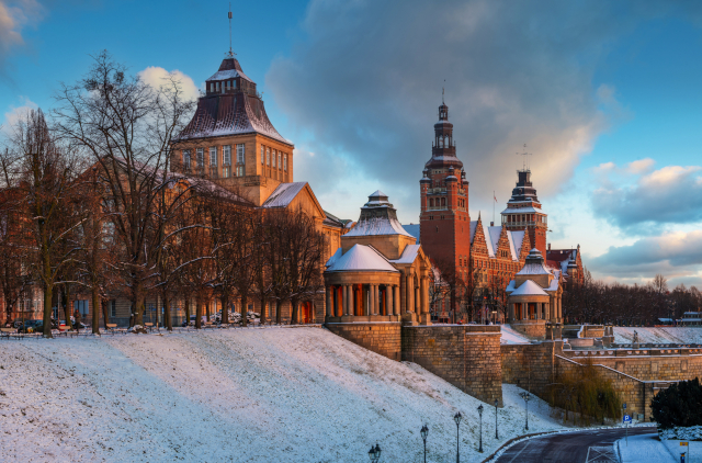 Winterliches Stettin erleben – festliche Weihnachtsreisen mit dem Bus Winterliche Ansicht der Hakenterrasse in Stettin mit historischem Rathaus – stimmungsvolle Kulisse für festliche Weihnachtsreisen mit dem Bus.