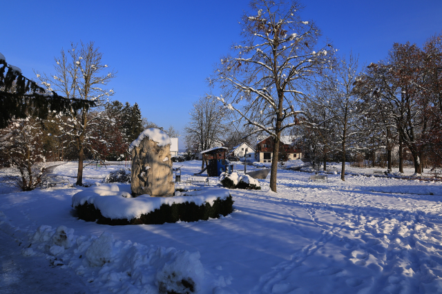Winter in Bad Gögging – entspannte Weihnachtsreisen mit dem Bus Verschneiter Kurpark in Bad Gögging bei strahlend blauem Himmel – ruhige Winteridylle für erholsame Weihnachtsreisen mit dem Bus.