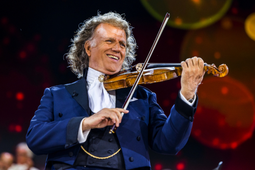 Bild zeigt Andre Rieu mit einer Geige im Konzert