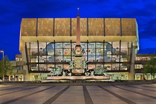 Das Gewandhaus in Leipzig abendliche Stimmung für Konzertreisen Leipzig