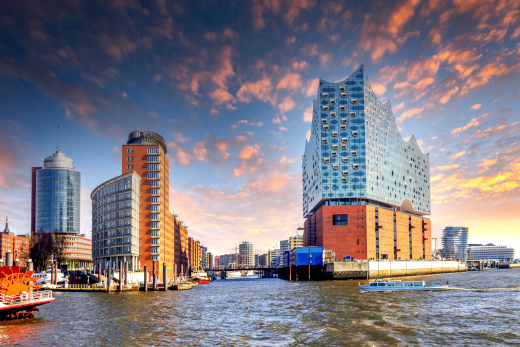 Abendstimmung am Hamburger Hafen mit moderner Skyline und Elbphilharmonie – ideal für eine eindrucksvolle Städtereise Hamburg