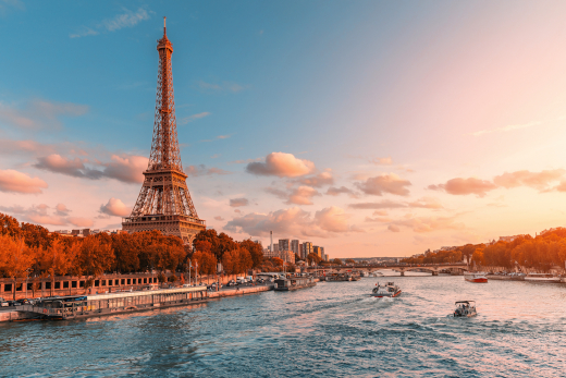 Herbstliches Seine-Panorama mit warmem Abendlicht und Eiffelturm – stimmungsvolle Inspiration für eine romantische Städtereise Paris