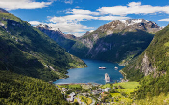 Blick von Land in den Geiranger Fjord