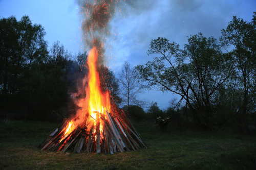 Brennendes Osterfeuer