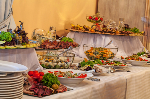 Buffet mit verschiedenen Vorspeisen