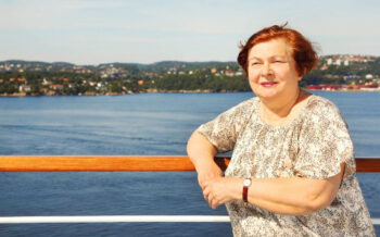 Alleinreisende Frau an der Reling