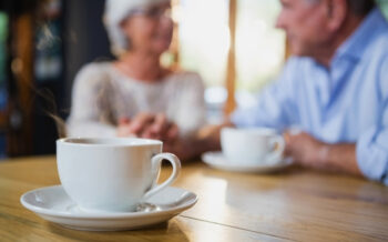 Paar bei einer Pause während der Urlaubsreisen mit dem Bus