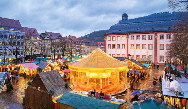 Weihnachtsmarkt in Heidelberg mit beleuchtetem Karussell auf historischem Marktplat
