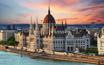 Parlamentsgebäude von Budapest an der Donau in abendlicher Stimmung