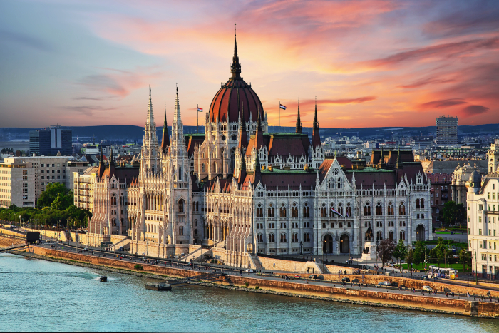 Parlamentsgebäude von Budapest an der Donau in abendlicher Stimmung