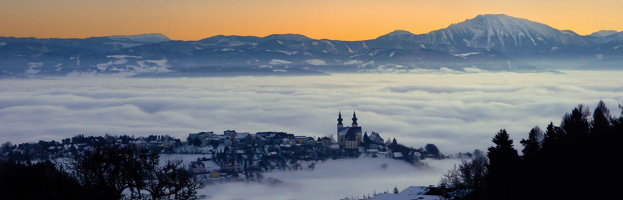 Maria Taferl über dem herbstlichen Donaunebel mit Blick auf den Ötscher – Landschaft der Weihnachts- und Silvesterreise in die Wachau