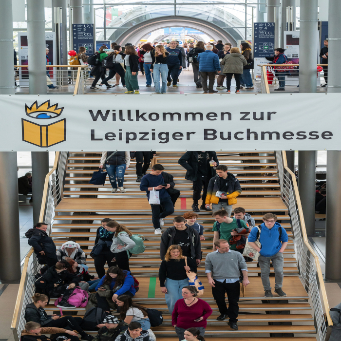 Eventreisen zur Leipziger Buchmesse – Besucherandrang am Messeeingang