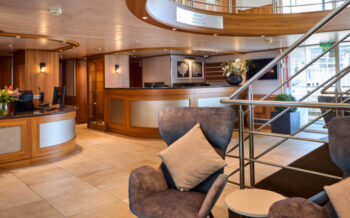 Heller Eingangsbereich der Swiss Splendor, Tresen der Rezeption und Lobby.