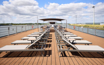 Liegestühle auf dem Deck der Swiss Splendor auf der Sonnenterasse
