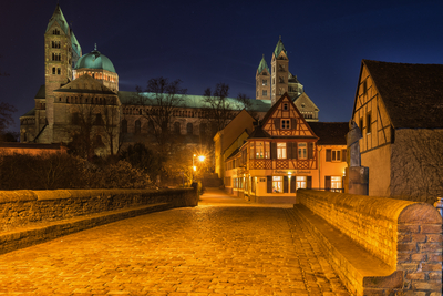 Beleuchteter Kaiserdom Speyer mit historischer Fachwerk-Gasse am Abend – Ausflugsziel bei der Silvesterreise nach Karlsruhe