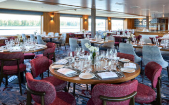 Eingedeckte Tische im Restaurant der Swiss Splendor an runden Tischen