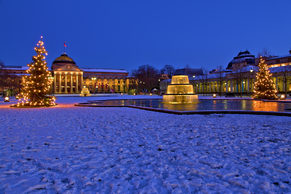 Kurhaus Wiesbaden im Winterlicht – festliches Ziel für Silvester Busreisen im Rheingau