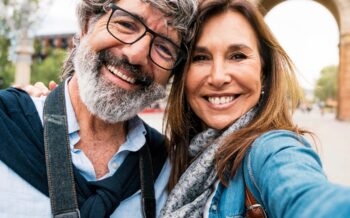 Paar macht Selfie vor dem Triumphbogen in Barcelona