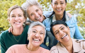 Porträt einer Gruppe von Frauen, die das Beisammensein genießen