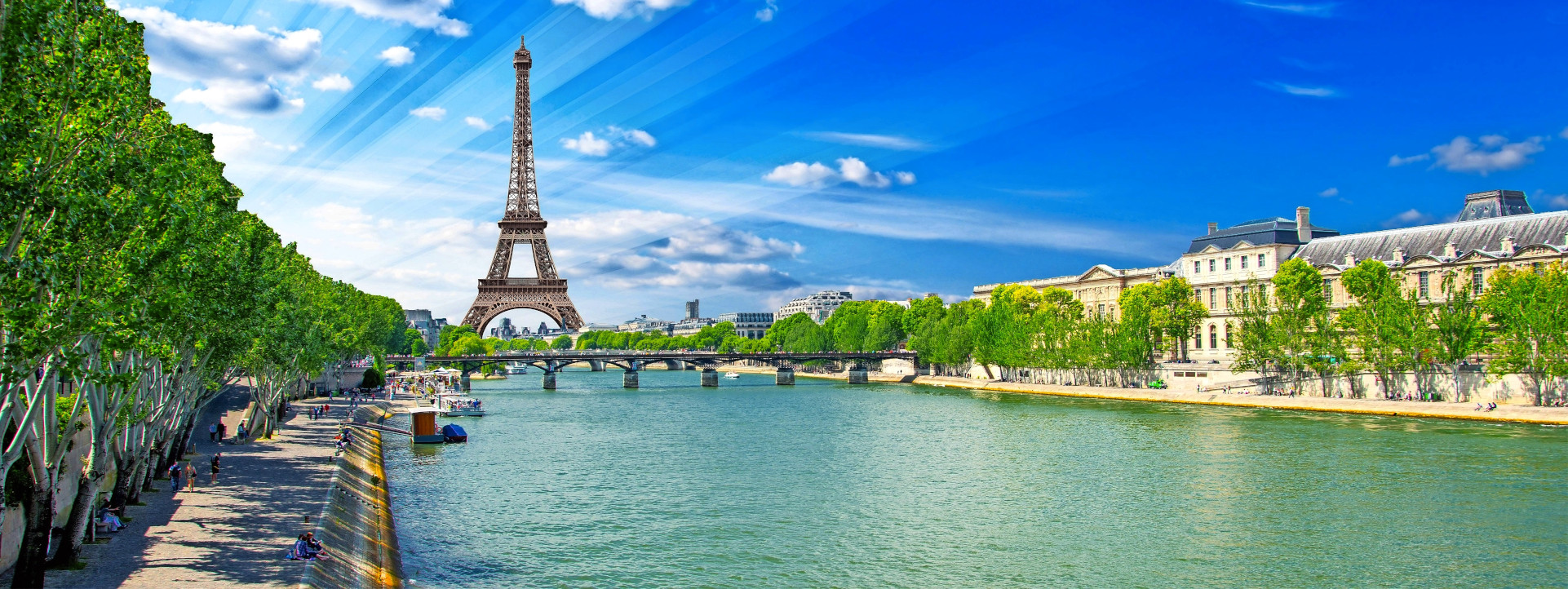 Blick über die Seine auf den Eiffelturm in Paris – Reiseziel für Busreisen nach Frankreich