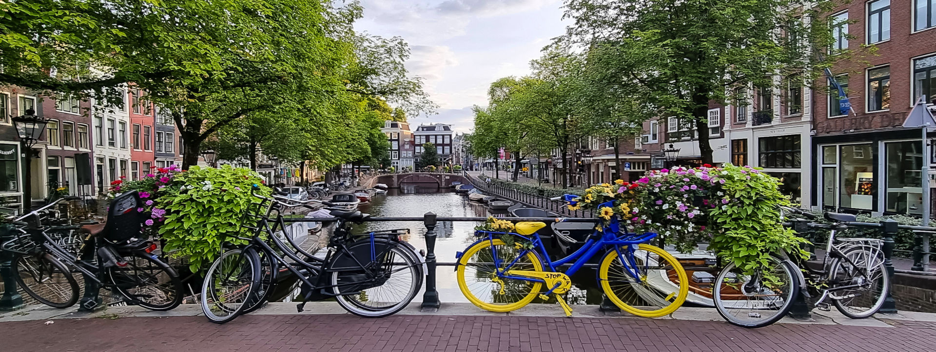 Fahrräder auf einer Brücke über einen Kanal in Amsterdam, Niederlande