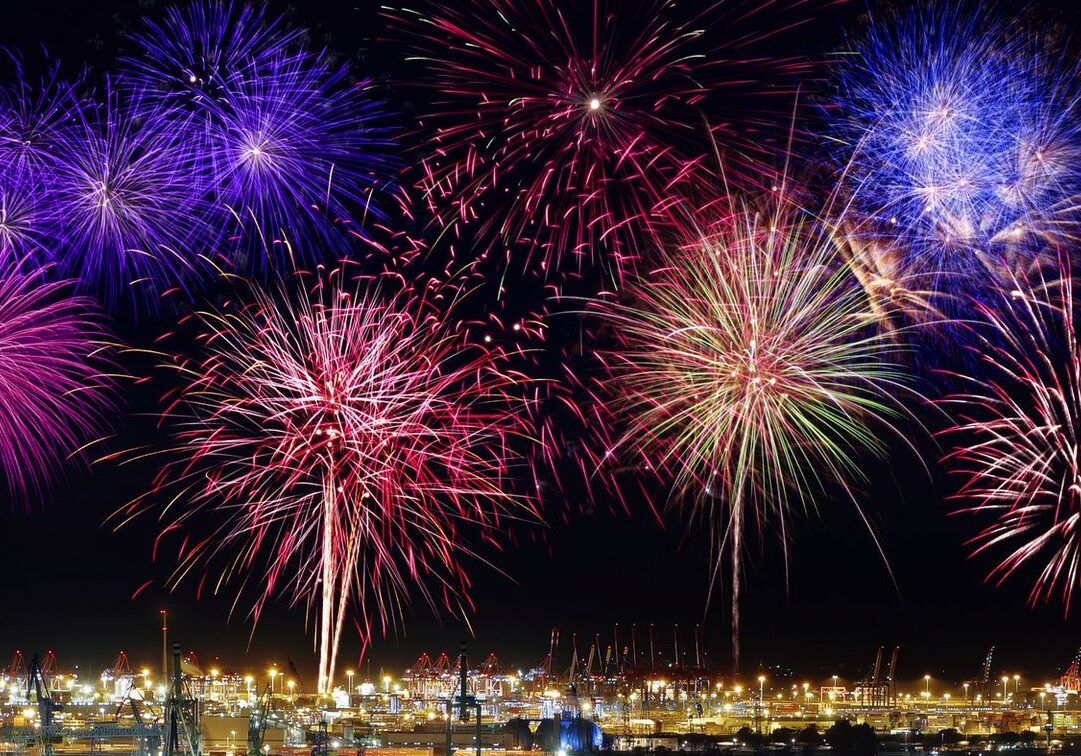 Feuerwerk im abendlichen Hafen Hamburg zum Hafengeburstag
