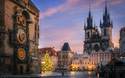 Altstädter Ring mit der astronomischen Uhr und der Teynkirche in Prag während der Weihnachtszeit