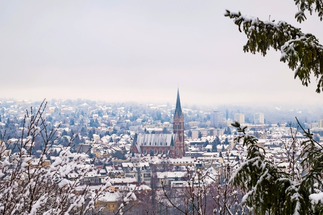Blick vom Schlossberg in Graz zur Herz-Jesu-Kirche im Winter, Österreich