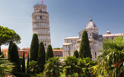 Schiefer Turm von Pisa und umliegende Landschaft.