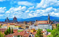 Panoramablick auf Florenz mit dem Dom und der Basilika Santa Croce.