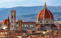Kathedrale Santa Maria del Fiore in Florenz mit rotem Kuppeldach und Turm.