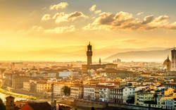 Panorama von Florenz bei Sonnenuntergang mit Dom und Fluss.