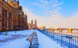 Verschneite Uferpromenade in Dresden mit Blick auf die historische Altstadt.