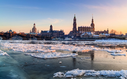 Verschneite Stadtansicht von Dresden im Winter mit Eis auf der Elbe.