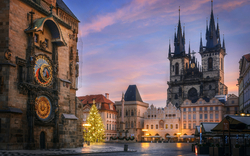Historischer Platz in einer Stadt mit Astronomischer Uhr und Weihnachtsbaum.