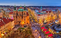 Stadtpanorama mit weihnachtlich geschmücktem Platz und historischen Gebäuden