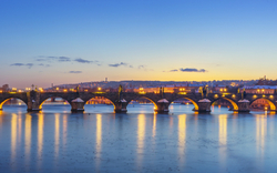Panorama der Karlsbrücke in Prag bei Sonnenuntergang.