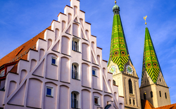 Historische Fassaden und Kirchtürme in der Altstadt von Beilngries, Bayern, Deutschland.