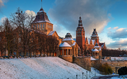Winterliches Stadtbild mit historischen Gebäuden und Schnee.