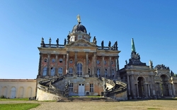 Historisches Gebäude mit imposanter Fassade und weitem Treppenaufgang.
