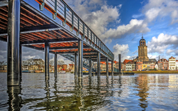 Brücke über einem Fluss mit einer Kirche im Hintergrund.