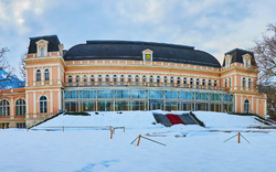 Gebäude mit Glasfassade im Winter mit Schnee bedeckt.