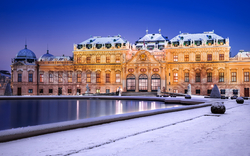 Schloss im Winter bei Schnee und Dämmerung.