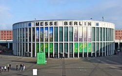 Rundes Gebäude mit Glasfassade und dem Schriftzug 