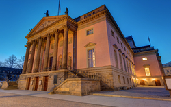 Historisches Gebäude mit Säulen bei Abenddämmerung.
