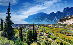 Aussicht auf den Gardasee mit den Orten Torbole, Arco und Riva del Garda umgeben von den Alpen.