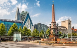 Erweiterungsbau der Universität Leipzig mit Augustusplatz und Brunnen.