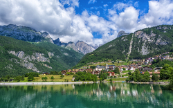 Idyllische Berglandschaft mit See und Dorf im Tal.